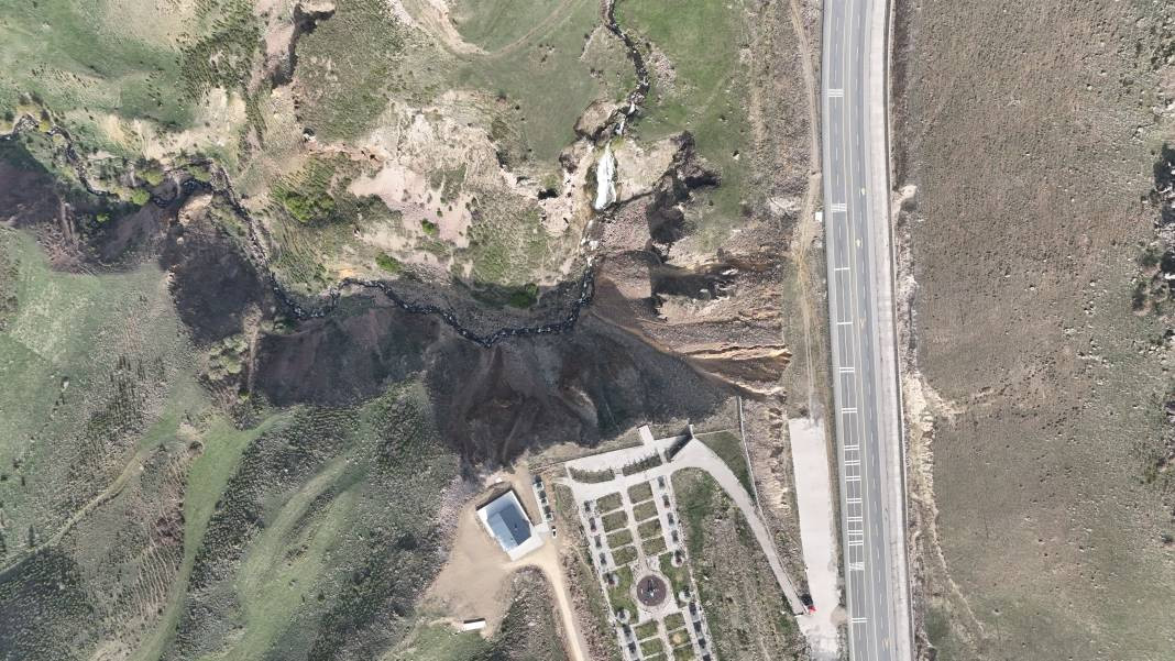 Karlar eridi Susuz Şelalesi’nde kartpostallık görüntüler oluştu - Resim: 1